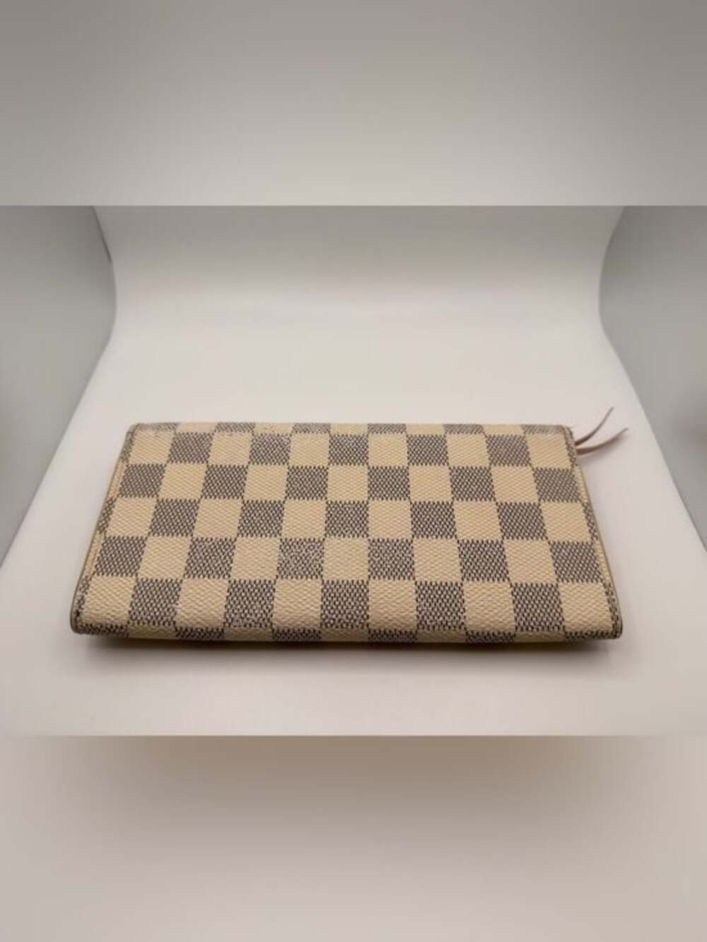 Louis Vuitton Damier Azur Emilie Wallet
Rose Ballerine - Picture 13 of 15